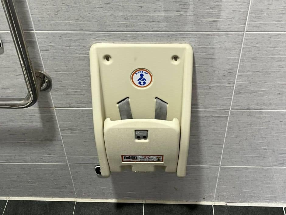 송림근린공원 장애인화장실 내부 영유아거치대