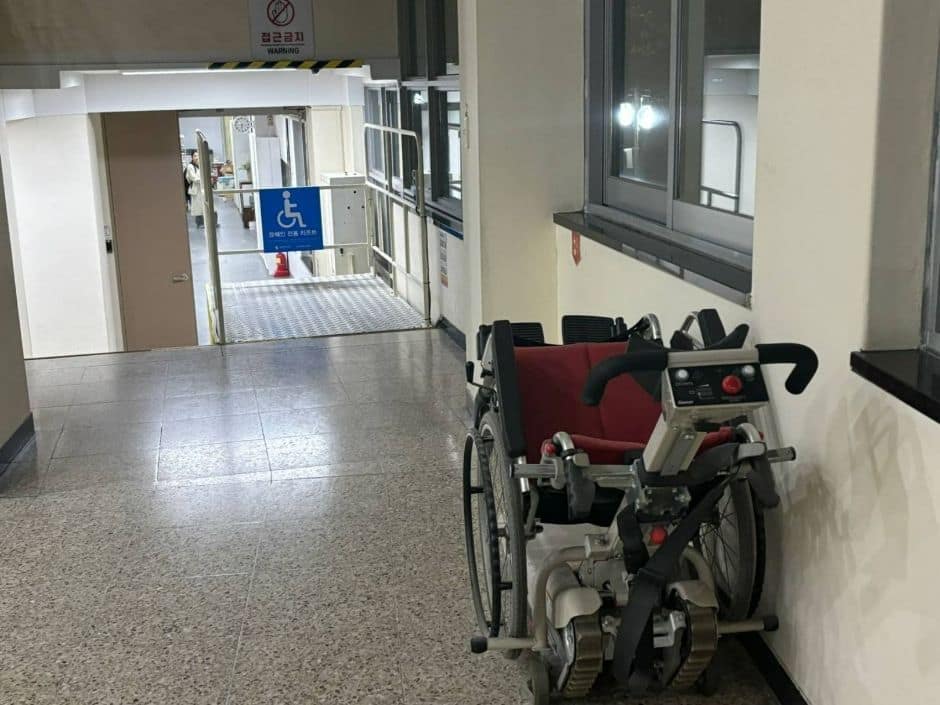 성신여자대학교_ 건물 내부 1층 휠체어