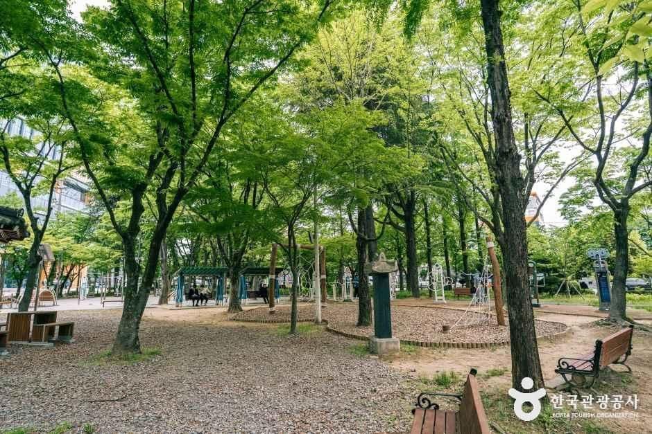 광주_농성광장_외부_4.jpg