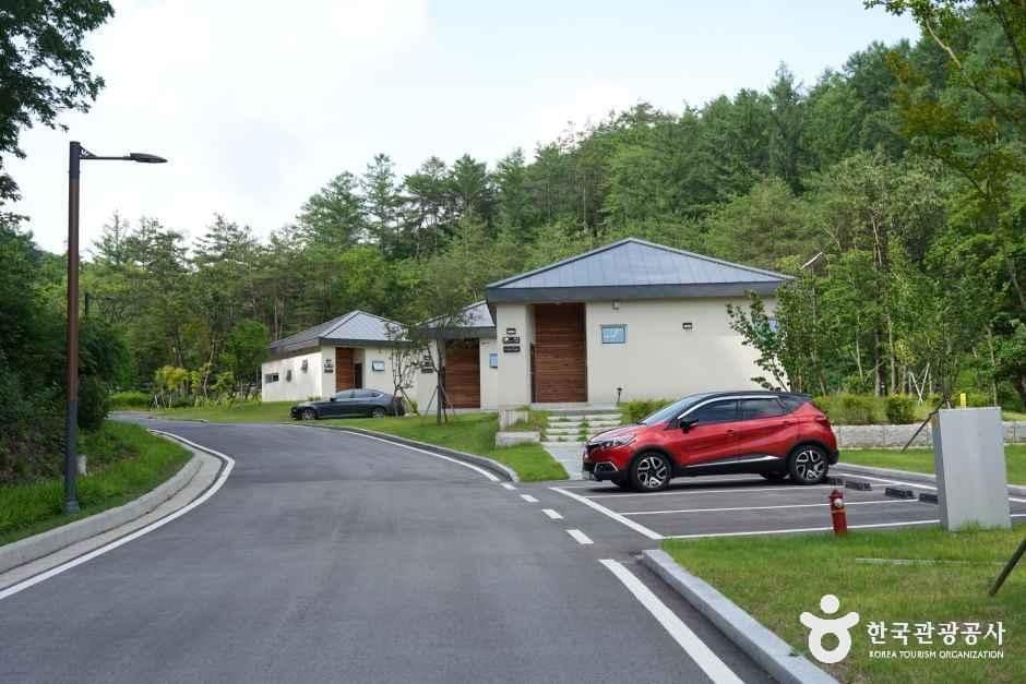충남_금산_국립금산자연휴양림_외부_7.JPG
