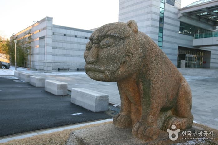 단국대학교 석주선기념박물관 입구의 석호