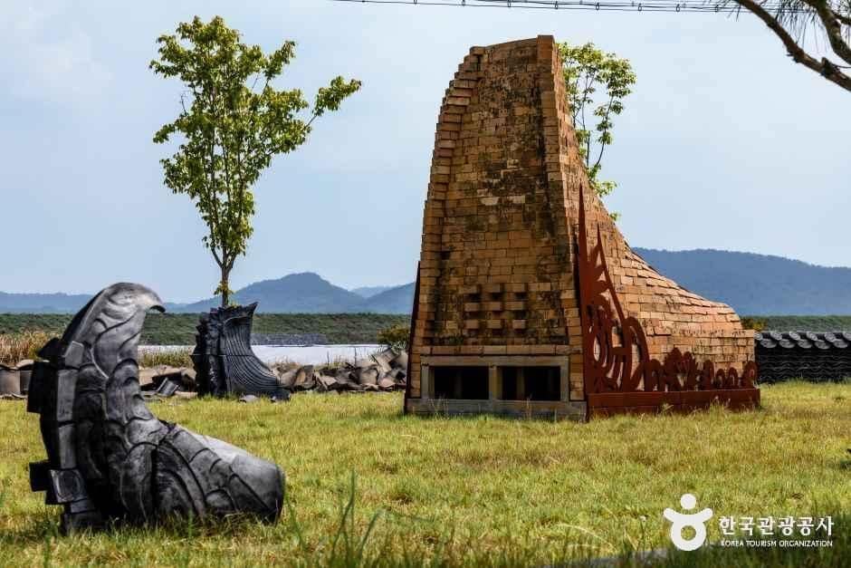 충남_부여_백제기와문화관_외부_1-4.jpg