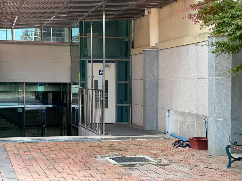 동리목월전시관_ 입구 계단 오른편 엘레베이터