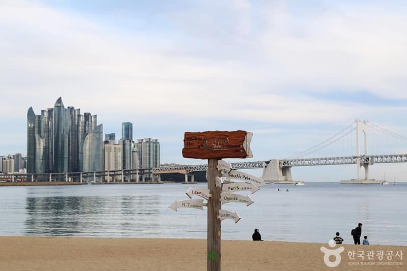 광안리해수욕장에서 바라본 광안대교와 마린시티