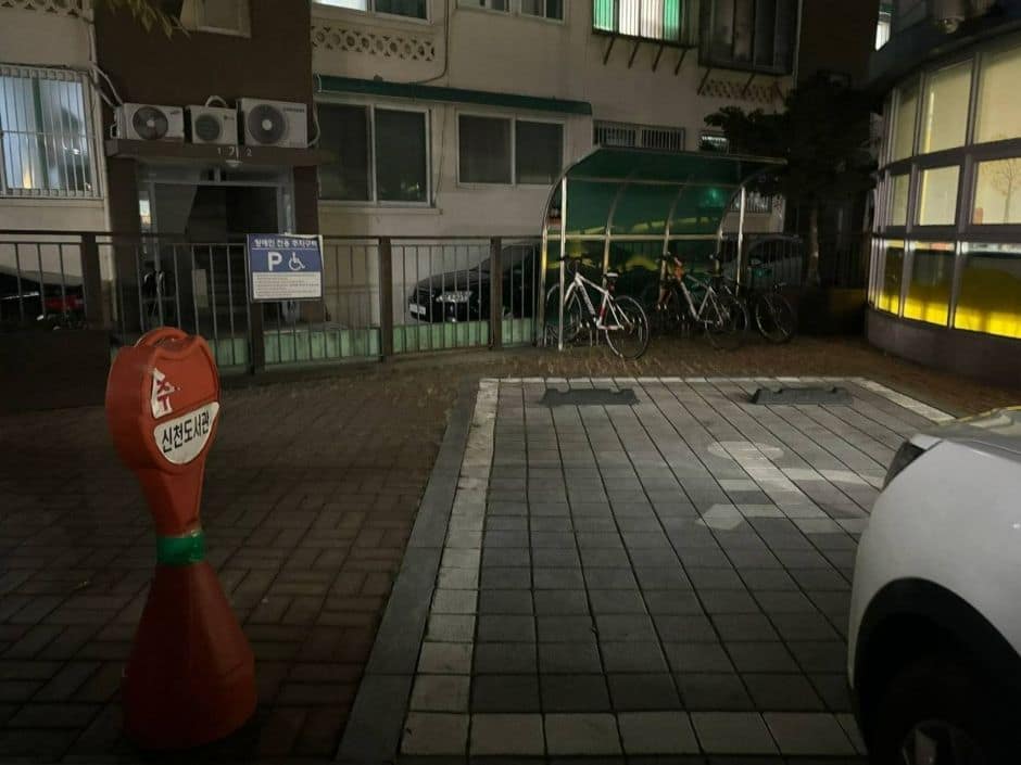 신천도서관_ 입구 전 장애인 주차장