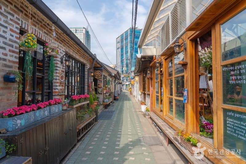 익선동 한옥거리의 좁은 골목과 상점