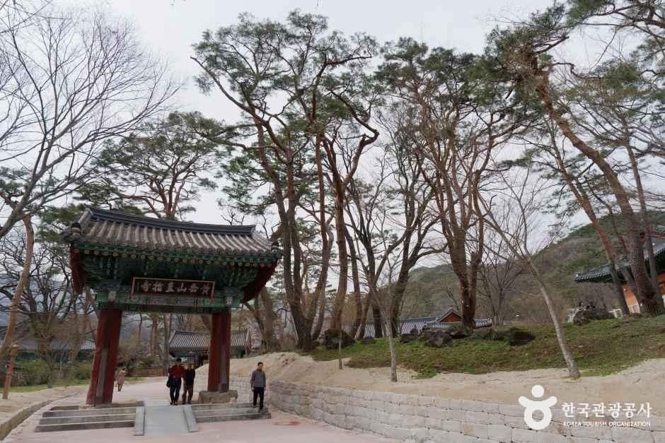 경북_김천_직지사_외부_1.jpg