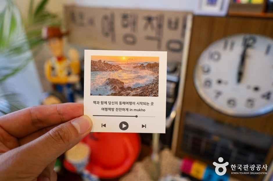 동해_여행책방 잔잔하게_내부_10.jpg