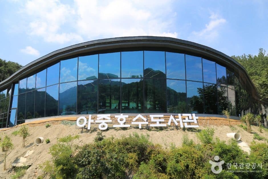 아중호수 산책데크에서 바라본 아중호수도서관 전경_길지혜 작가촬영