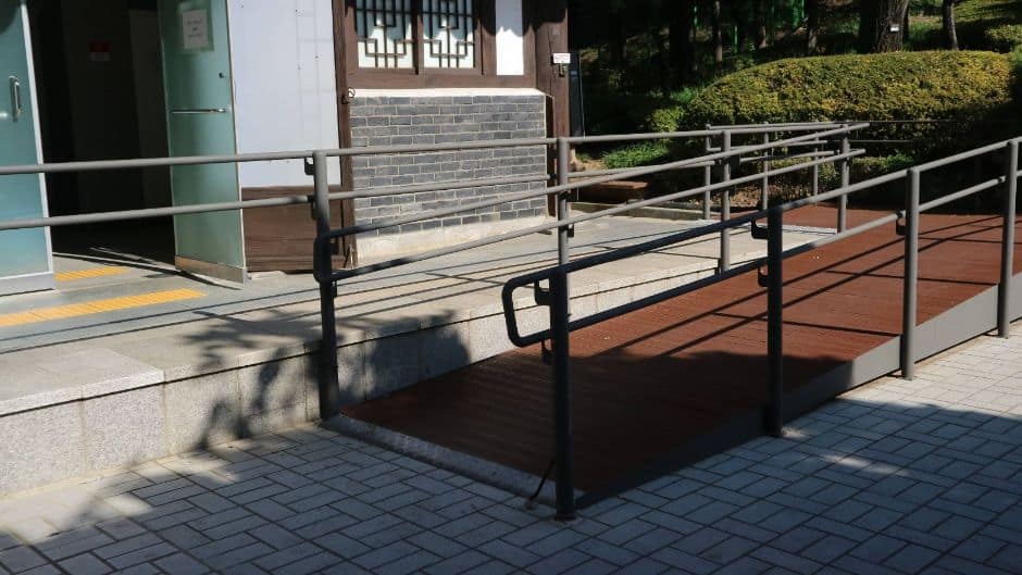 화도진지_정문 출입 후 좌측 끝 화장실 출입로