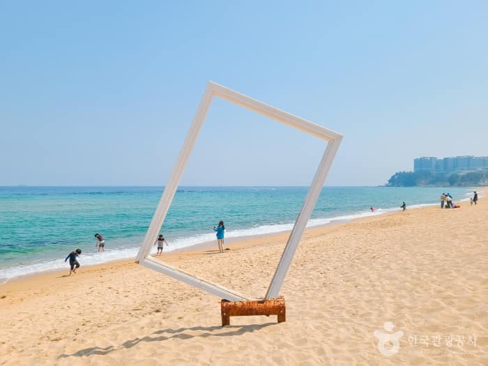이 안에 속초 있다! 설악산과 동해 품은 신상 랜드마크 속초아이_속초해수욕장 4-6