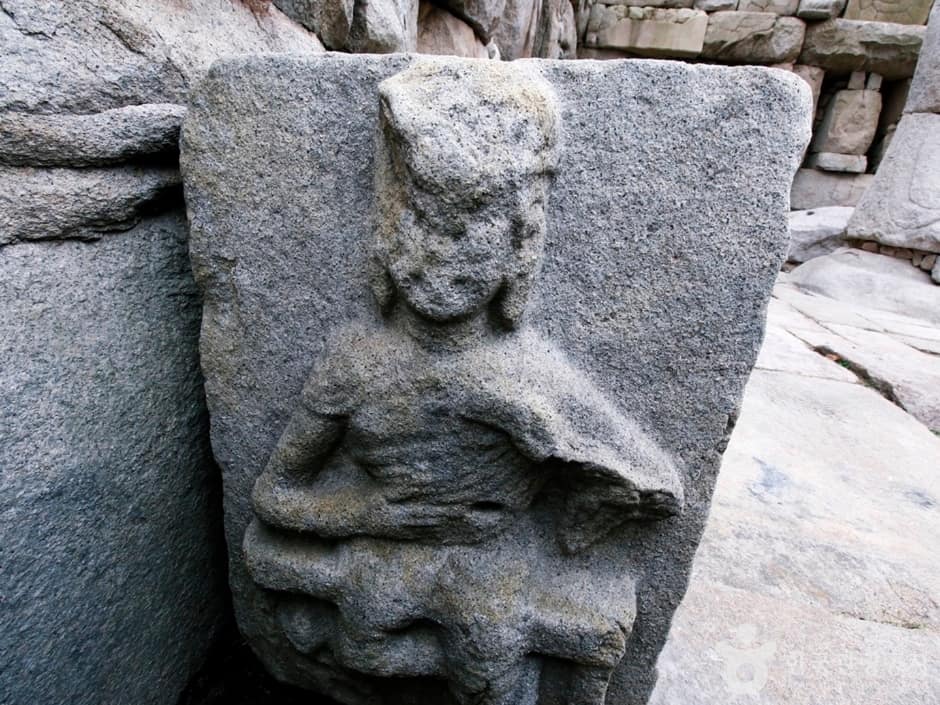 충주 미륵대원지 석조보살의좌상 (1)
