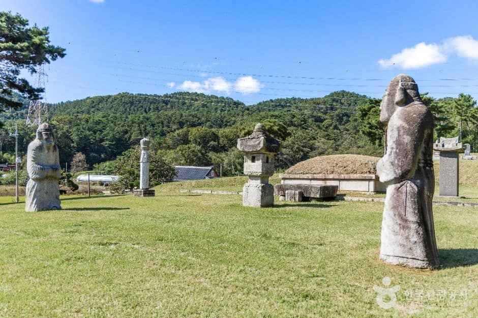 익산_남궁찬묘석상 (2)