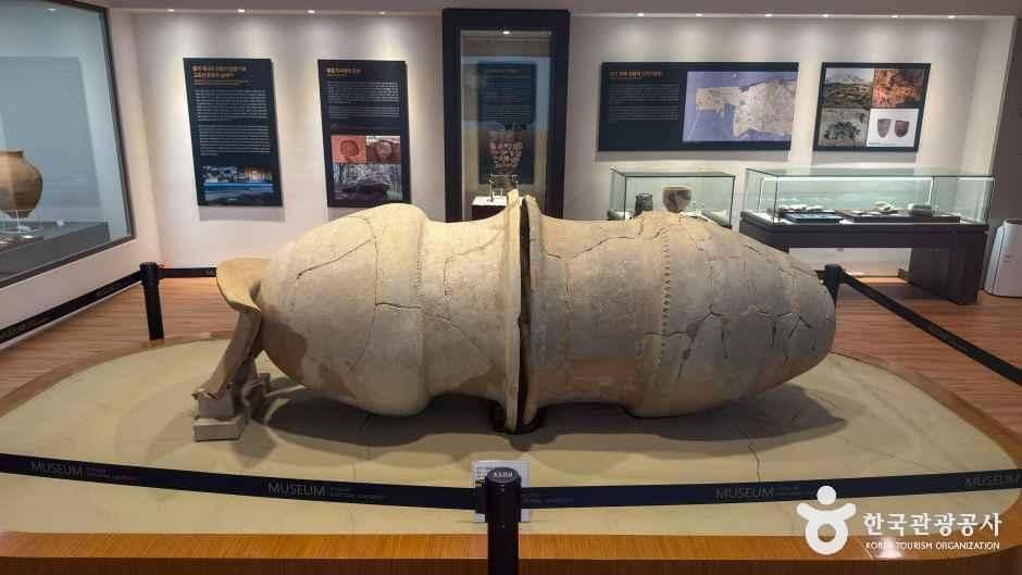 전북_군산_국립군산대학교 박물관_내부_4.jpg