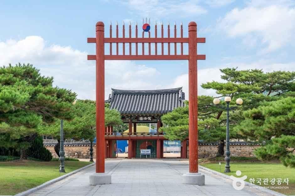 경남_김해_수로왕릉_외부_01.jpg