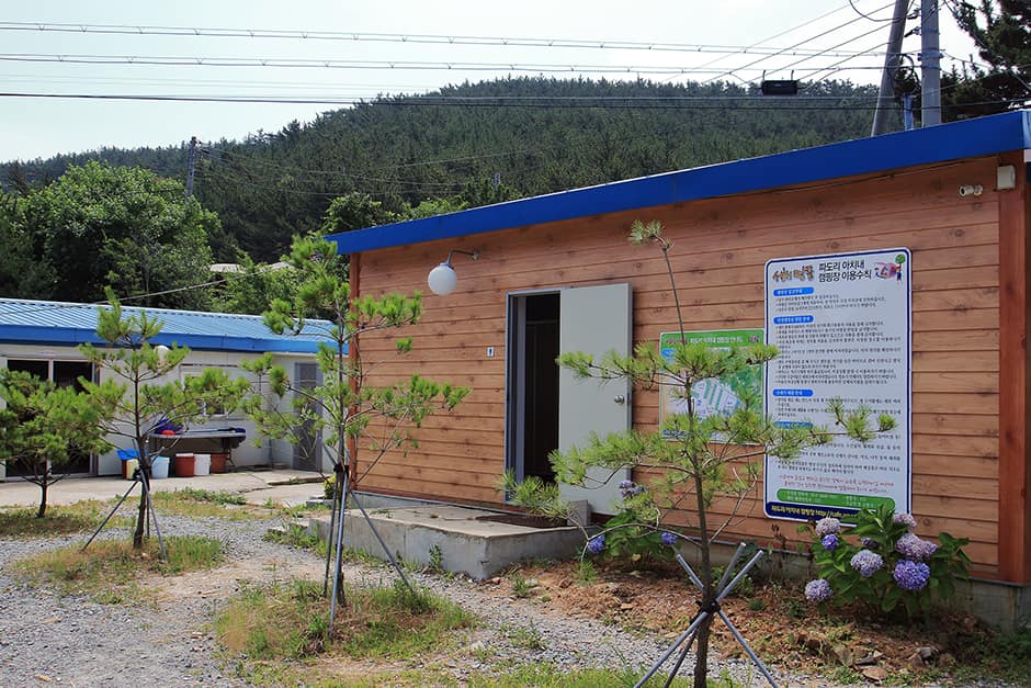 서해땅끝파도리아치내캠핑장 공용화장실