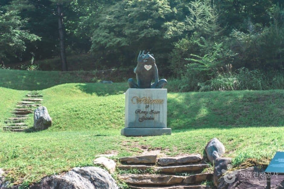 강원_정선_로미지안가든_웰컴개구리 동상.jpg