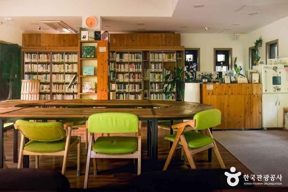 전북_전주_건지산숲속작은도서관_내부_1.jpg