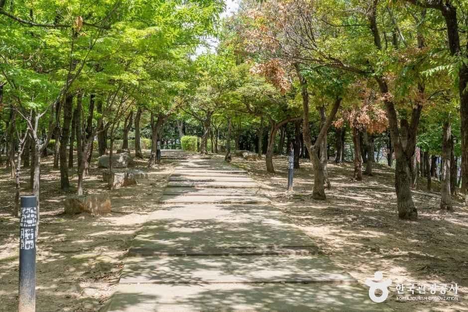 경남_김해_수릉원_외부_05.jpg