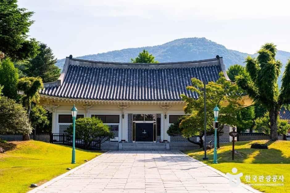 경남_의령_충익사_외부_6.jpg