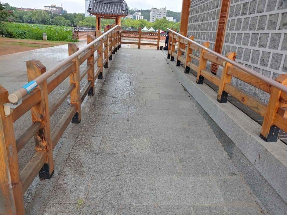 연화정도서관_경사로1