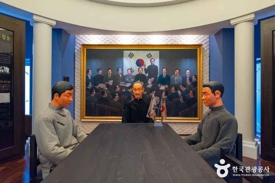 충남_천안_석오이동녕기념관_내부_3.jpg