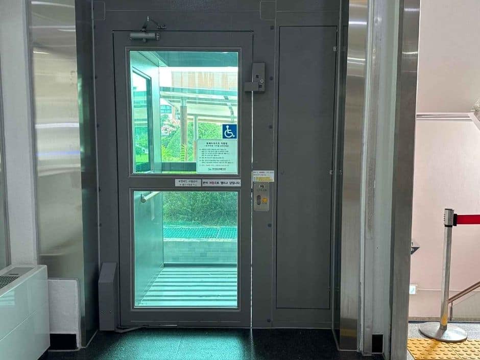 경기도행정역사관_휠체어엘리베이터