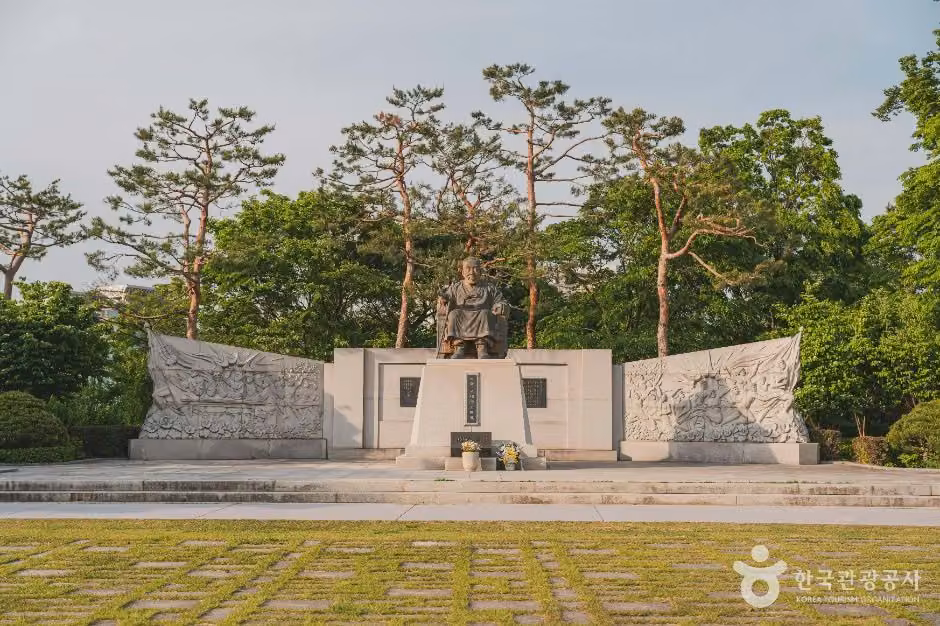 성재 이시영선생 동상