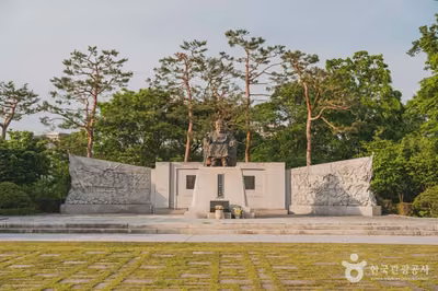 성재 이시영선생 동상