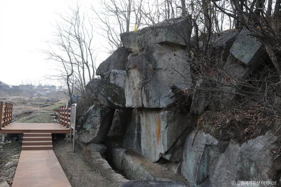 수암리 마애삼존불상
