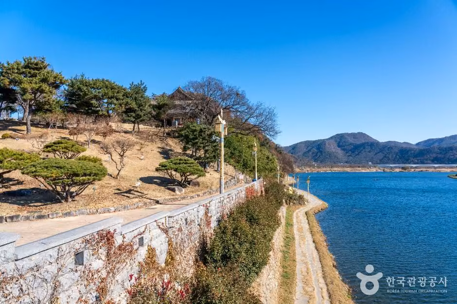 영남루 수변공원길