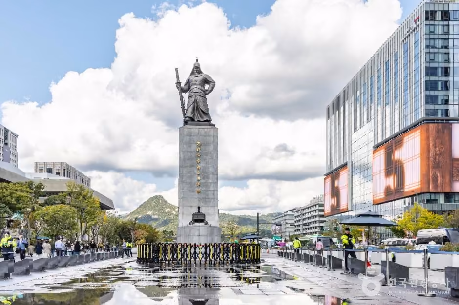 Statue of Admiral Yi Sun-sin